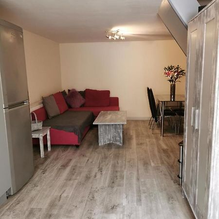 אדמונטון Palaz 1 - 2 Bedroom Garden Flat מראה חיצוני תמונה