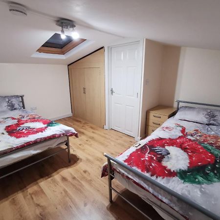 אדמונטון Palaz 1 - 2 Bedroom Garden Flat מראה חיצוני תמונה