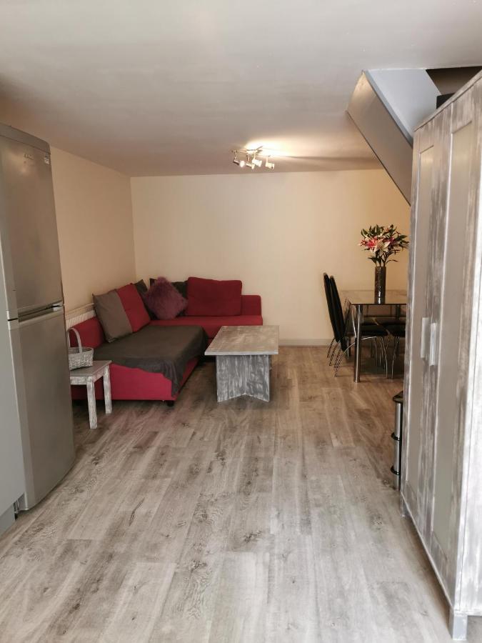אדמונטון Palaz 1 - 2 Bedroom Garden Flat מראה חיצוני תמונה
