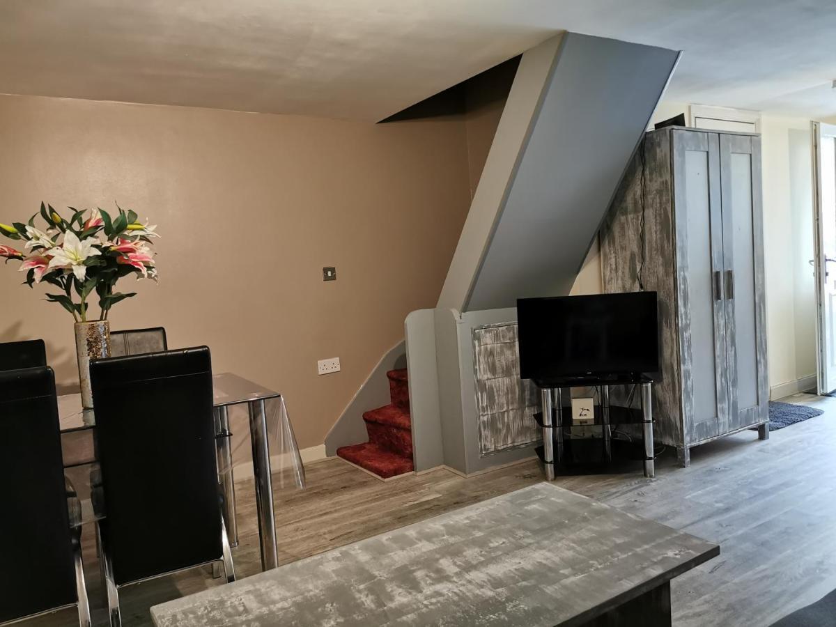 אדמונטון Palaz 1 - 2 Bedroom Garden Flat מראה חיצוני תמונה