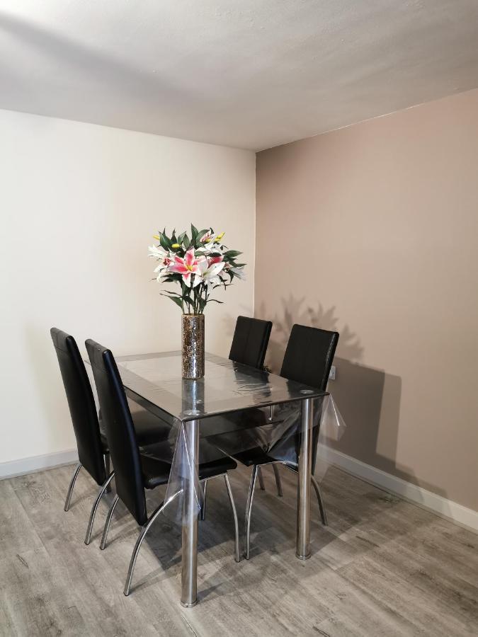 אדמונטון Palaz 1 - 2 Bedroom Garden Flat מראה חיצוני תמונה