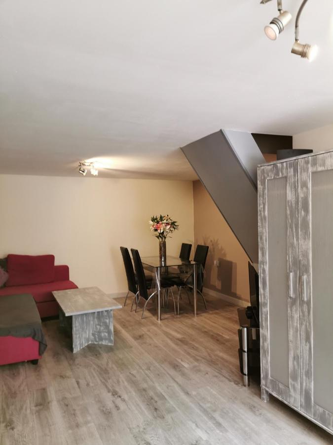 אדמונטון Palaz 1 - 2 Bedroom Garden Flat מראה חיצוני תמונה