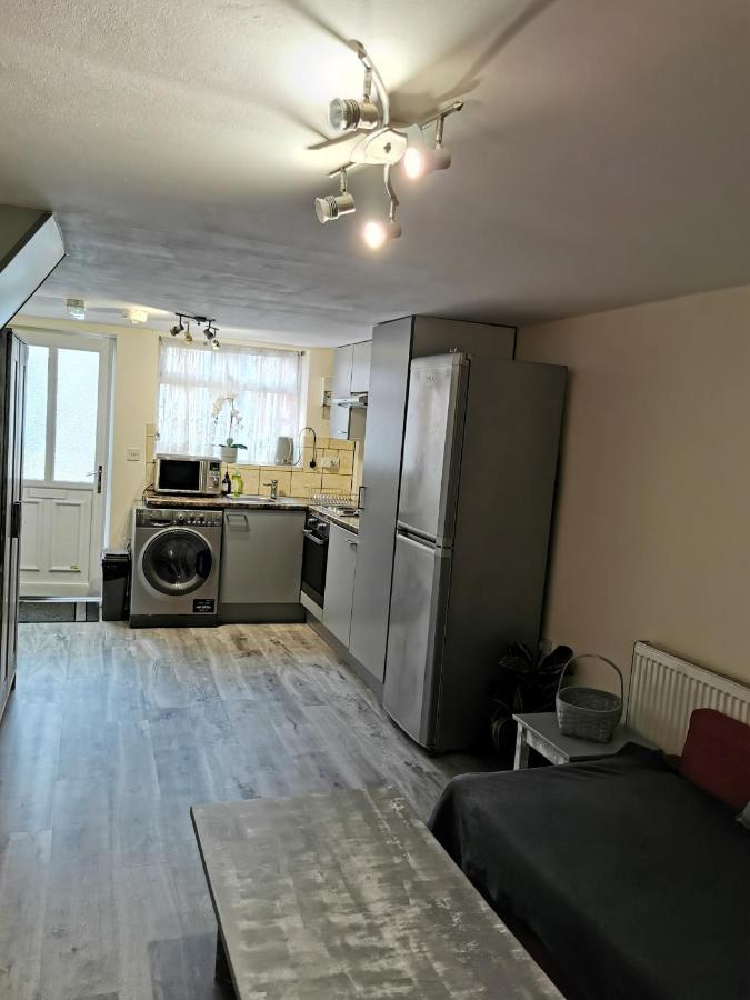 אדמונטון Palaz 1 - 2 Bedroom Garden Flat מראה חיצוני תמונה