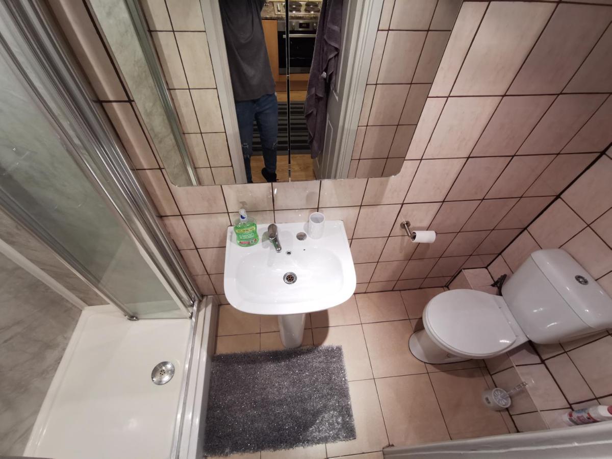 אדמונטון Palaz 1 - 2 Bedroom Garden Flat מראה חיצוני תמונה