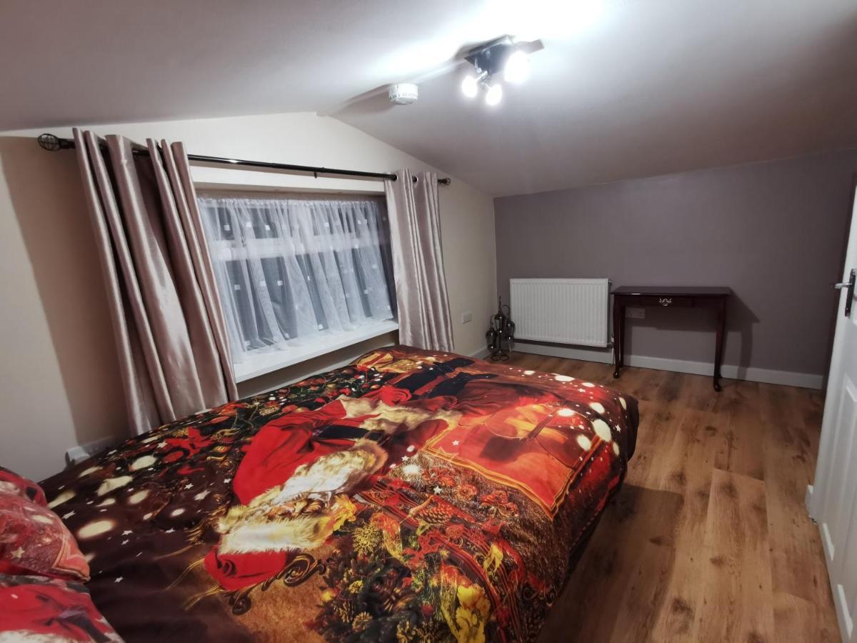 אדמונטון Palaz 1 - 2 Bedroom Garden Flat מראה חיצוני תמונה