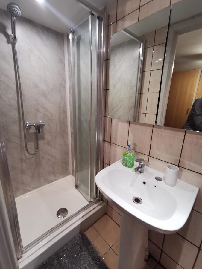 אדמונטון Palaz 1 - 2 Bedroom Garden Flat מראה חיצוני תמונה