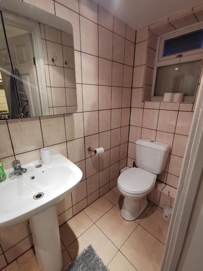 אדמונטון Palaz 1 - 2 Bedroom Garden Flat מראה חיצוני תמונה
